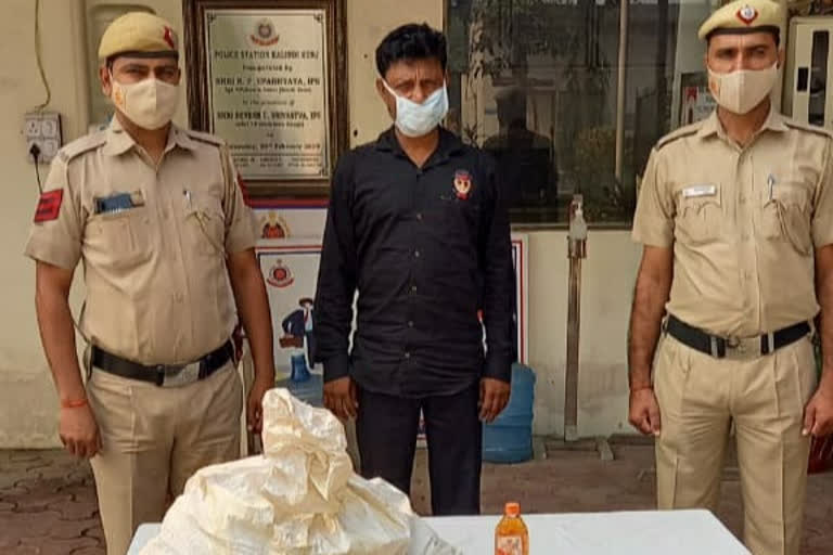 Kalindi Kunj police arrested a liquor smuggler in delhi