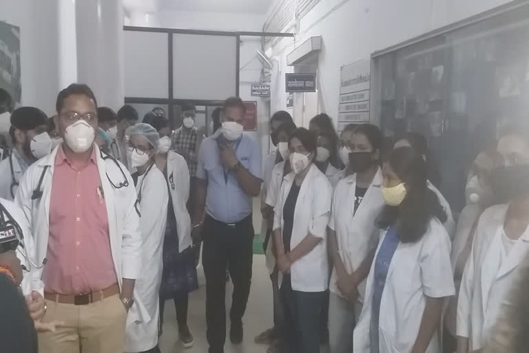 fight between doctor and relatives of patient in rims