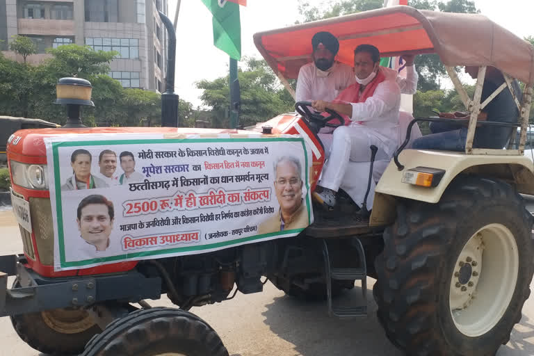 Mla vikas upadhyay reached vidhansabha by driving tractor in raipur