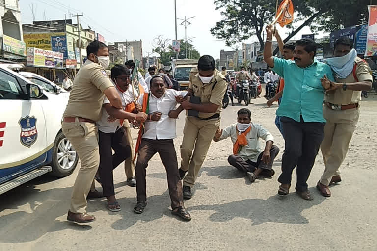 హుస్నాబాద్​లో పోలీసులు, భాజపా నేతలకు మధ్య తోపులాట..