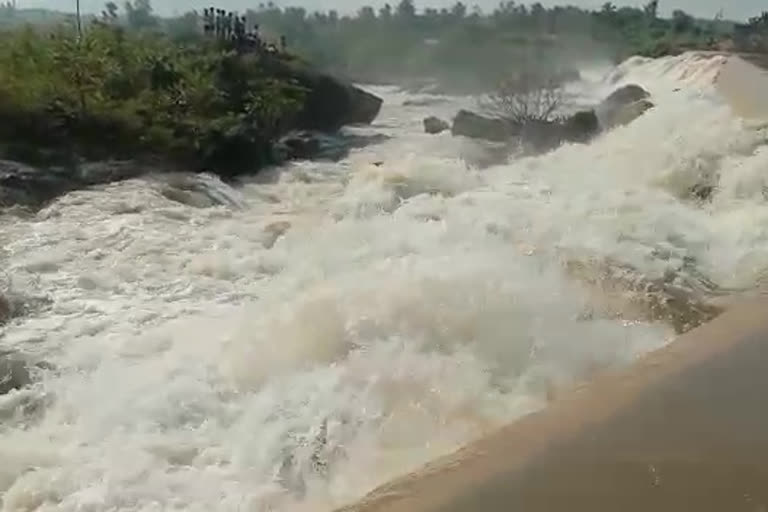 వరద ప్రవాహంలో యువకుడు గల్లంతు