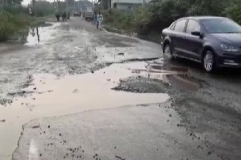 nidamanuru national highway damaged