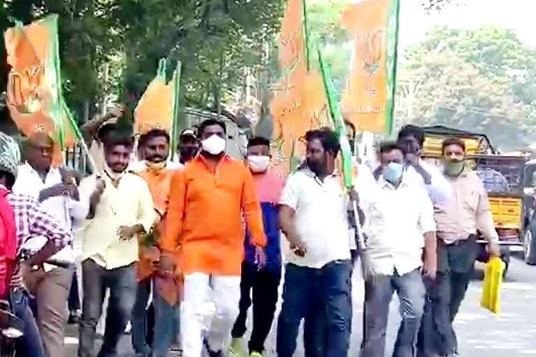 bjym leaders try to attack dgp office in hyderabad and police take them to custody