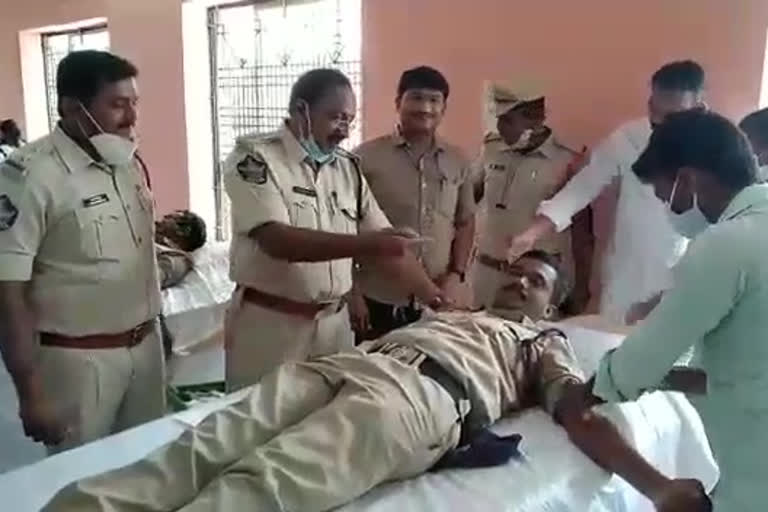 penukonda dsp attended in blood donation camp