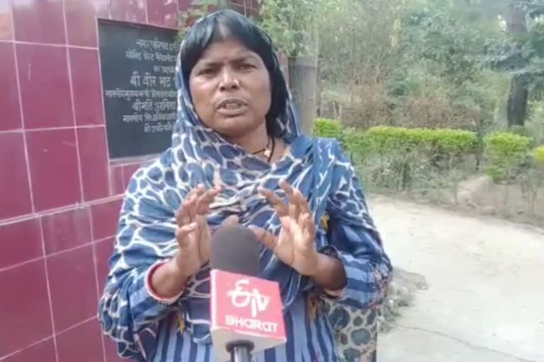 cleanliness worker Women of Hamirpur sold gold earrings for food