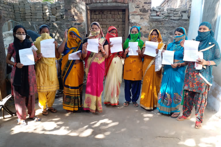 women depressed by fees of private schools in rewari submitted memorandum to district education officer