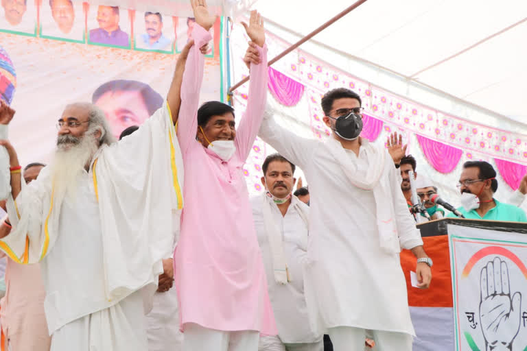 Sachin Pilot and Congress candidate Harivallabh Shukla during the meeting