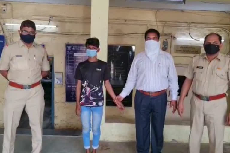 thief arrested in local railway at mumbai