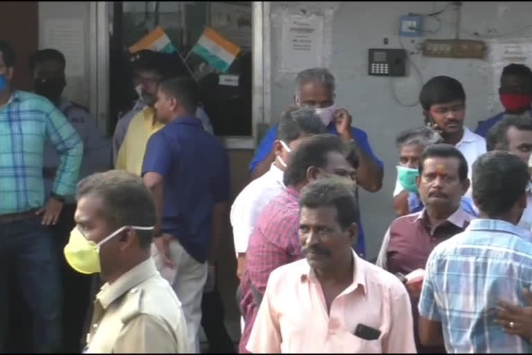 Thirumangalam Kappalur customs post  Employees blockade  திருமங்கலம் கப்பலூர் சுங்கச்சாவடியில் ஊழியர்கள் முற்றுகை போராட்டம்  கப்பலூர் சுங்கச்சாவடி  ஊழியர்கள் முற்றுகை போராட்டம்