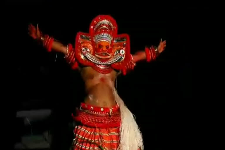 theyyam artists crisis kannur  theyyam celebrations during covid  kannur theyyam procedures  തെയ്യക്കാലം കൊവിഡിൽ  കൊവിഡ് തെയ്യം കണ്ണൂർ  കോലധാരികൾ പ്രതിസന്ധിയിൽ