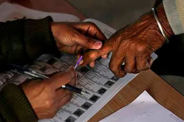 bihar election, bihar election voting begins, bihar election voting, bihar election voting news, bihar election news, bihar election 2020, bihar election 2020 news, bihar election election 2020, bihar election election 2020 news, ಬಿಹಾರ್​ ಚುನಾವಣೆ, ಬಿಹಾರ್​ ಚುನಾವಣೆ ಮತದಾನ ಆರಂಭ, ಬಿಹಾರ್​ ಚುನಾವಣೆ ಮತದಾನ, ಬಿಹಾರ್​ ಚುನಾವಣೆ ಮತದಾನ ಸುದ್ದಿ, ಬಿಹಾರ್​ ಚುನಾವಣೆ ಸುದ್ದಿ, ಬಿಹಾರ್​ ಚುನಾವಣೆ 2020, ಬಿಹಾರ್​ ಚುನಾವಣೆ 2020 ಸುದ್ದಿ, ಬಿಹಾರ್​ ವಿಧಾನಸಭೆ ಚುನಾವಣೆ 2020, ಬಿಹಾರ್ ವಿಧಾನಸಭೆ​ ಚುನಾವಣೆ 2020 ಸುದ್ದಿ,