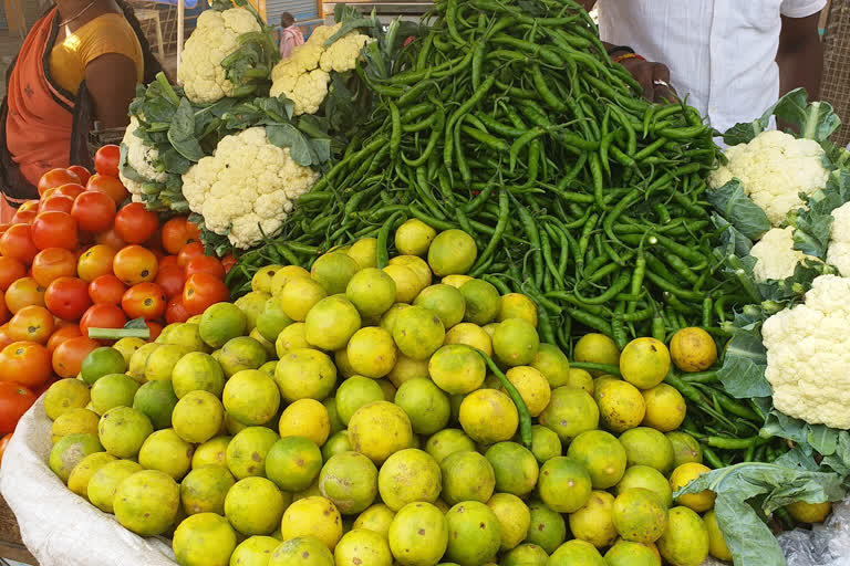 सब्जी विक्रेताओं से बातचीत.