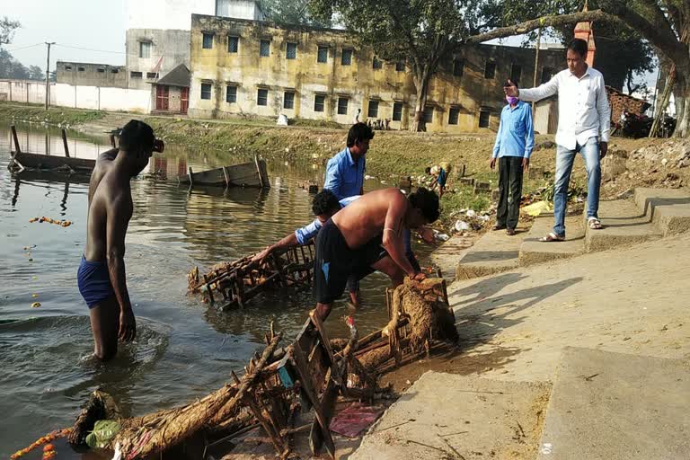 ছটপুজোর জন্য তড়িঘড়ি ঘাট পরিষ্কারের কাজ চলছে আসানসোলে