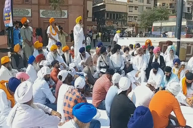 Sikh groups stage a dharna near the statue of Maharaja Ranjit Singh