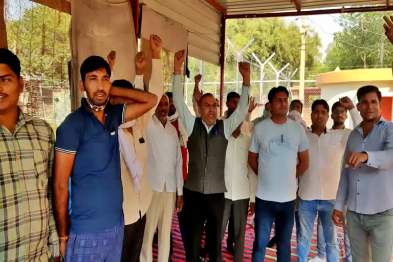 electricity worker protest in mahendergarh in favor of suspended electricity work's jind