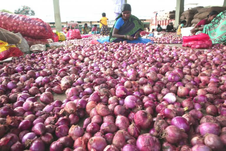 தூத்துக்குடியில் வெங்காய தட்டுப்பாடு  வெங்காயத்தின் விலை திடீர் அதிகரிப்பு  மராட்டியத்திலிருந்து தூத்துக்குடி வந்திறங்கிய வெங்காயம்  10 Ton's Onion import Nashik to Tuticorin  Onion Scarcity Tuticorin