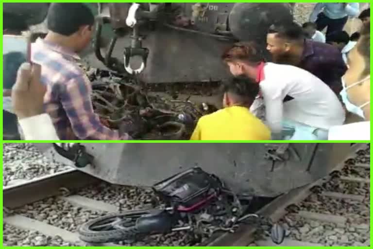 bike came in front of moving train in ghaziabad bike rider jumped and escaped from the spot