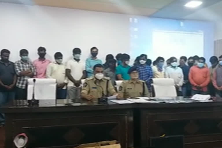 Fake Aadhaar, PAN card manufacturing gang arrested at karnool