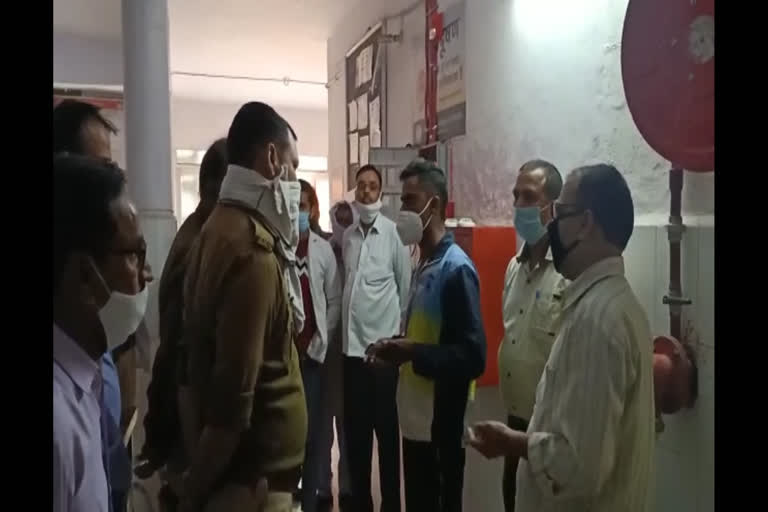 गजरौला सीएचसी में हंगामे के बाद पहुंची पुलिस.