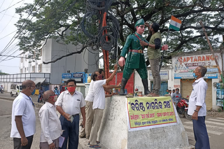 ମହାପୁରୁଷଙ୍କ ପ୍ରତିମୂର୍ତ୍ତୀରେ ରଙ୍ଗ