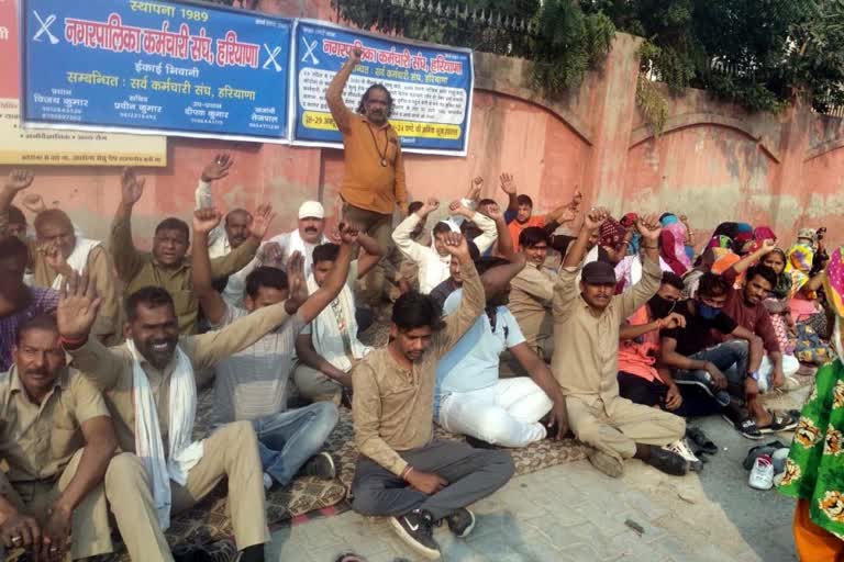 Hunger strike by municipal employees in bhiwani