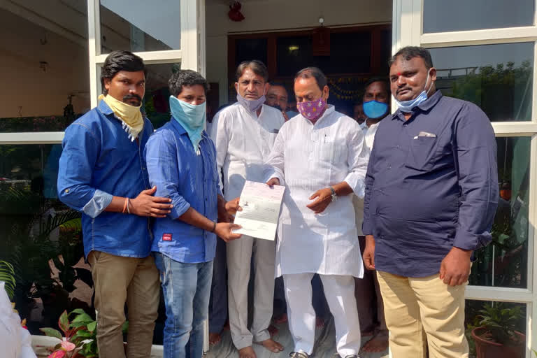 endowment minister indrakaran reddy gave cmrf  cheque in nirmal