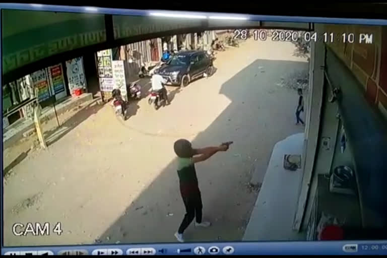 ज्वेलर्स व्यापारी दुकान पर फायरिंग, Firing at jewelers merchant shop