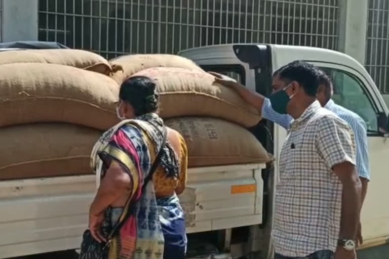 Mamlatdar seized a quantity of cheap foodgrains from Ruvel village of Thara in Banaskantha