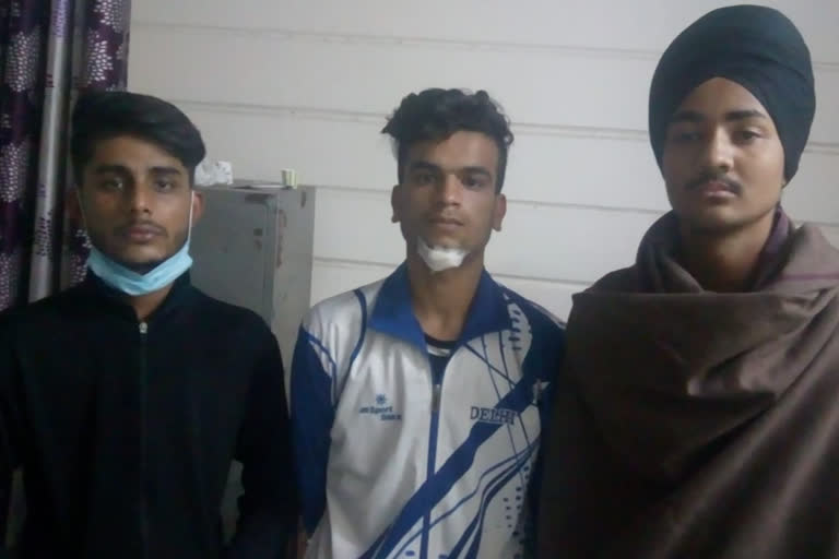 safdarjung enclave police arrested three crooks