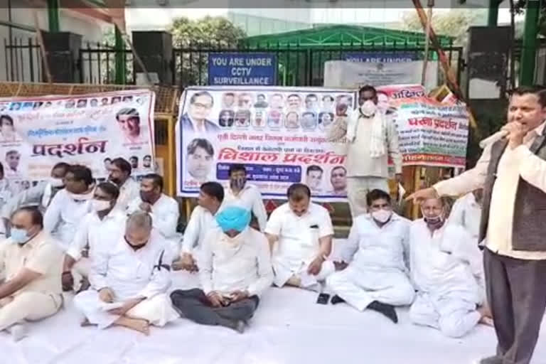 all municipal corporation sanitation supervisor union protest at east delhi municipal corporation headquarters