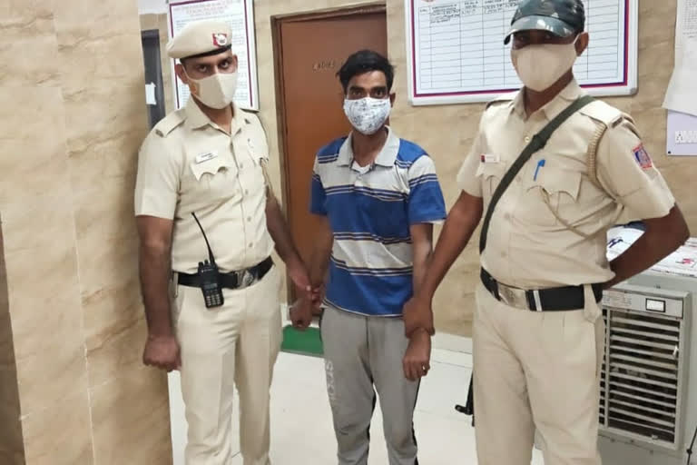 Delhi police arrested an accused in govindpuri