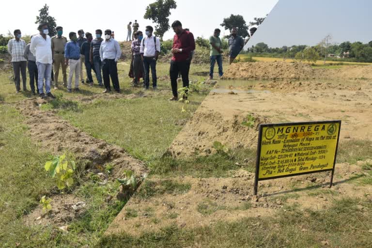 পুরুলিয়ায় 'মাটির সৃষ্টি প্রকল্প'-র কাজ