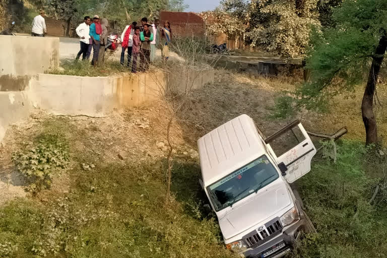 Car falls from culvert in Kawardha