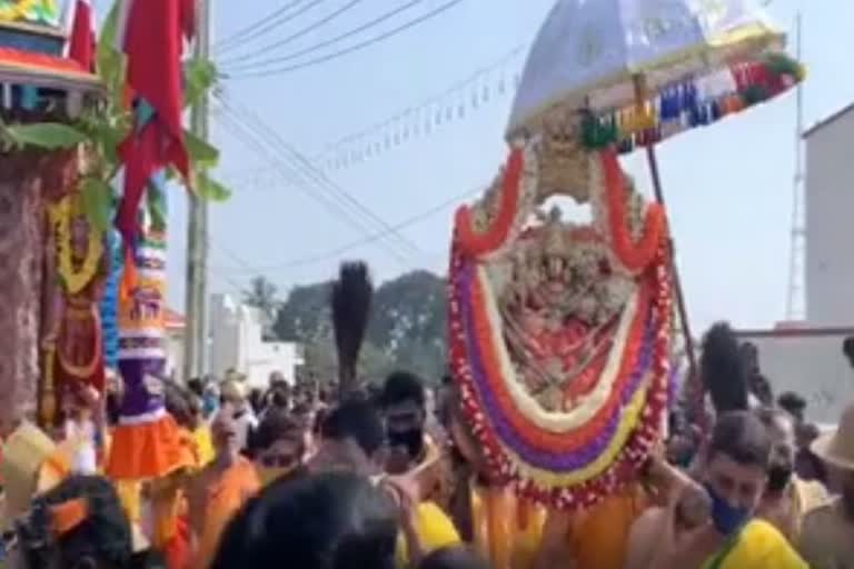 maharaja-yadavir-drives-to-a-traditional-chariot-festival-at-chamundi-hill