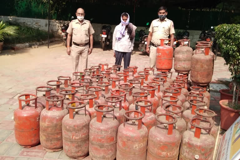 Malviya Nagar Police arrested cylinder theft in delhi