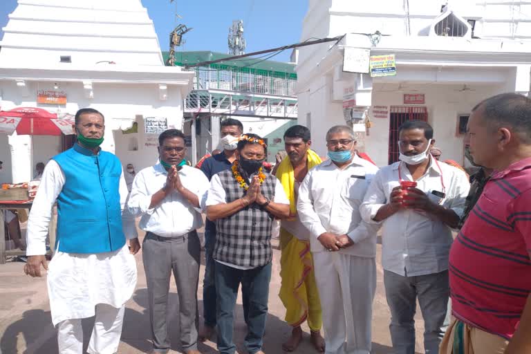 Rajya Sabha MP Dhiraj Sahu worshiped at Baba temple deoghar