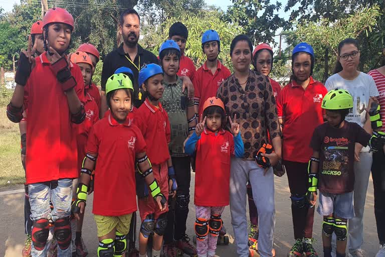 children-are-learning-skating-in-hazaribag