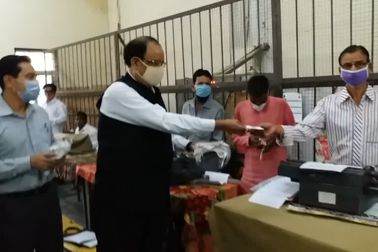 Jhalawar news, Collector and judge distributed masks, corona awareness campaign