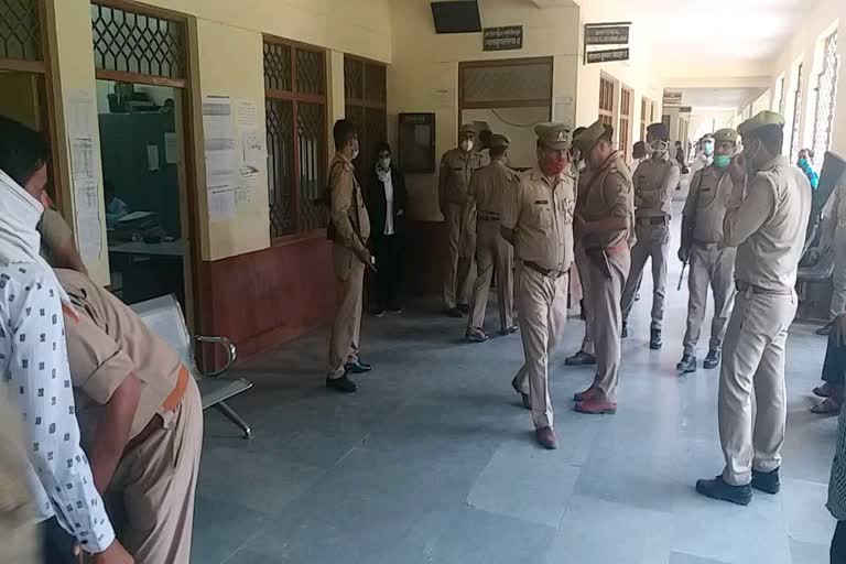 सुनवाई के दौरान एडीजी कोर्ट के बाहर मौजूद पुलिस.