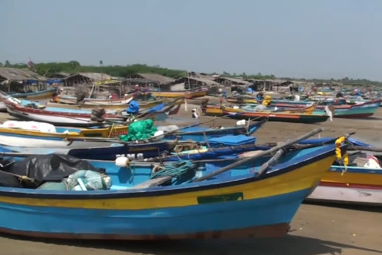 வெளியூர் மீனவர் மீன்பிடிக்க தடை விதிக்க கோரி கோடிக்கரை மீனவர்கள் வேலை நிறுத்தம்!