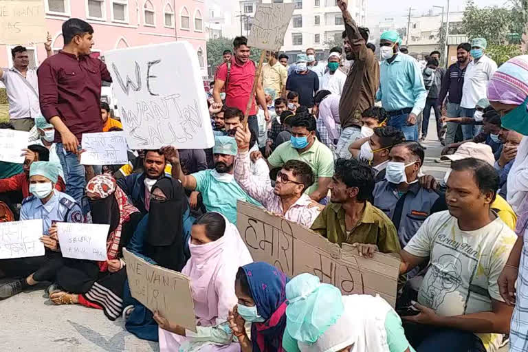 amu jnmc paramedical staff protest for not getting salary in aligarh