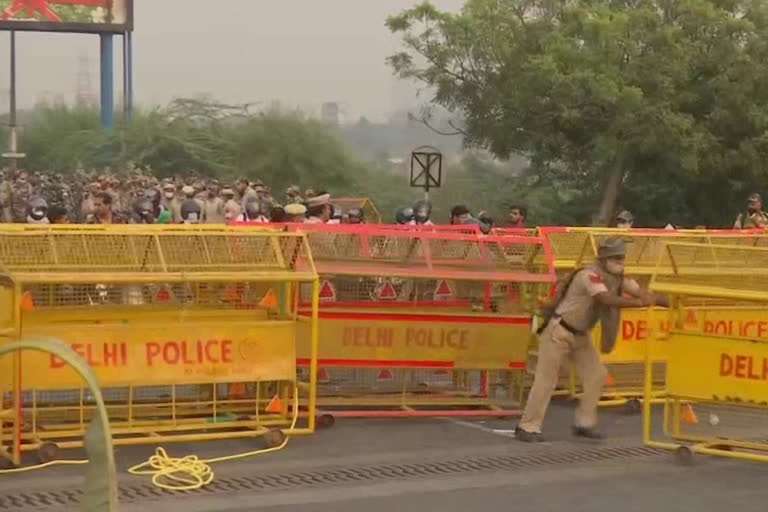 Delhi Police blocked Yamuna river bridge