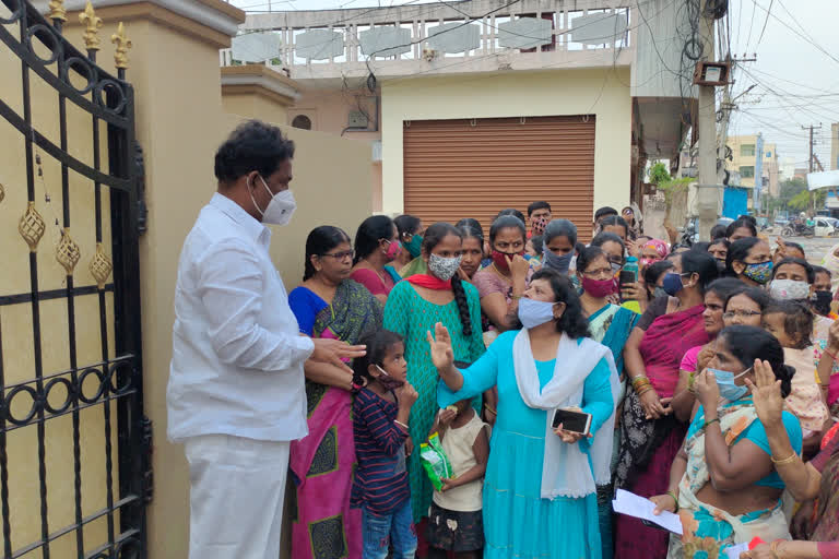 flood victims protest infront of corporater house in hyderabad