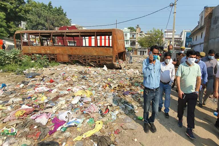 निरीक्षण करते नगर आयुक्त.