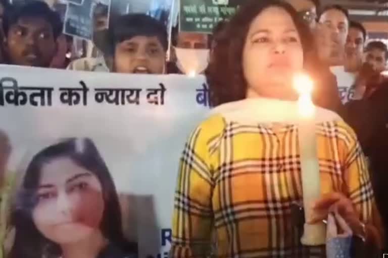 former mla sharda rathore took out candle march in ballabgarh