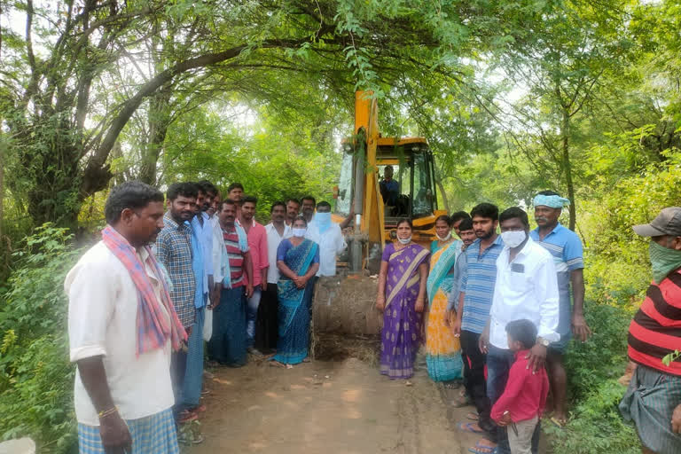 road works started by nalgonda zptc yadagiri at shaligouraram