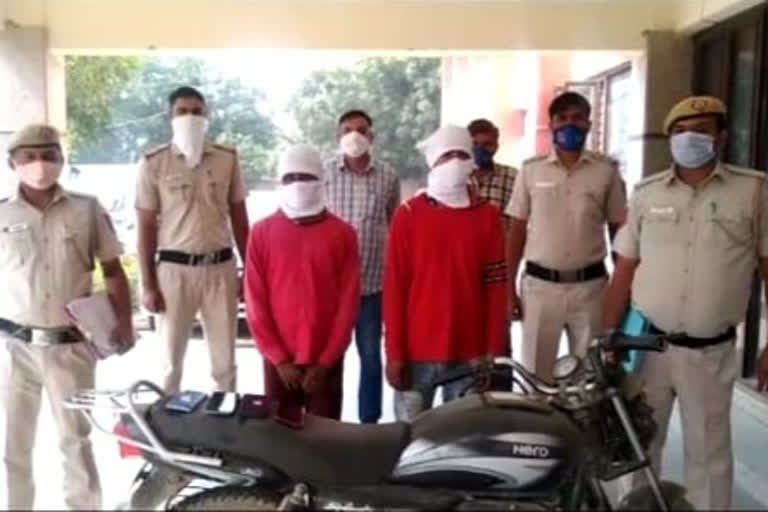 Delhi police arrested 2 snatchers in mundka