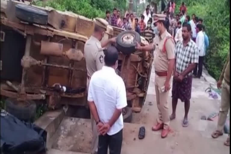 accident due to brake failure in AP  road accident in Andhra Pradesh  Road accident in East Godavari  ആന്ധ്രയിൽ വാഹനാപകടത്തിൽ ഏഴ് മരണം  ആന്ധ്രയിൽ വാഹനാപകടം  ബ്രേക്ക് തകരാ\  വാഹനാപകടത്തിൽ ഏഴ് മരണം