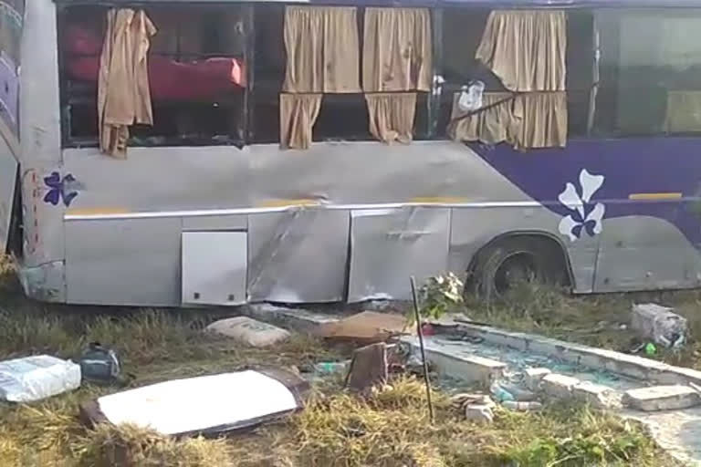 Accident on Lucknow-Agra Expressway,35 injured  5 people were injured and 1 killed in a road accident  Lucknow Agra Expressway  Delhi to Patna  UP accident latest  35 പേർക്ക്‌ പരിക്ക്  യുപി  ബസ്‌ അപകടം