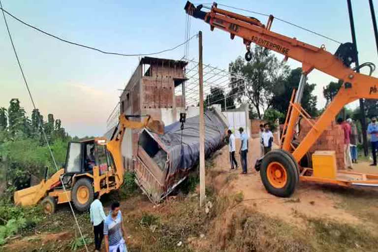 truck driver died in road accient in deoghar